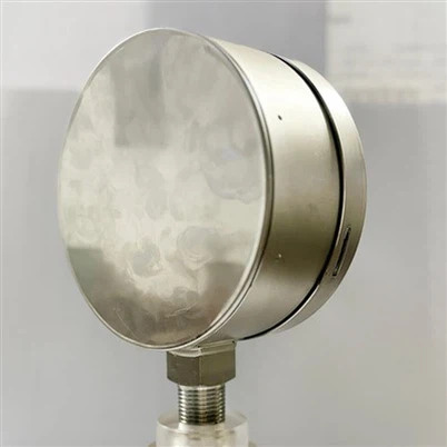 What are the signal outputs of a safety pattern pressure gauge?